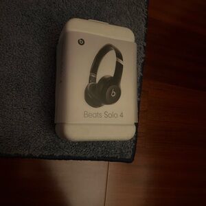 Beats Solo 4 Wireless Headphones - Black